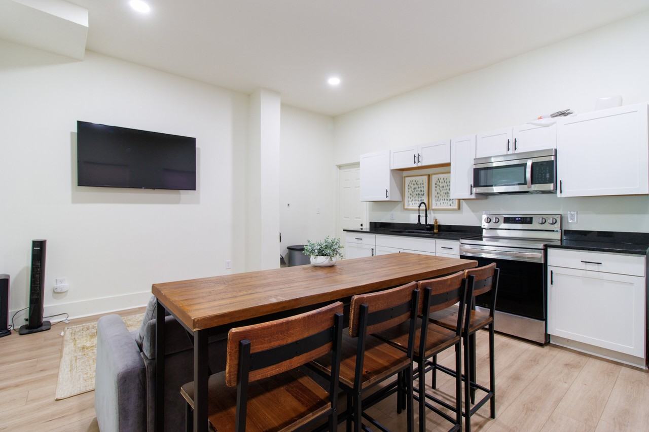 1546 E 10th St #3 - Photo 6 of 17