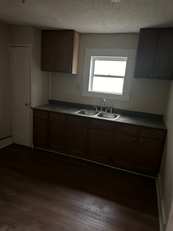 2413 Ross Ave - Photo 4 of 12