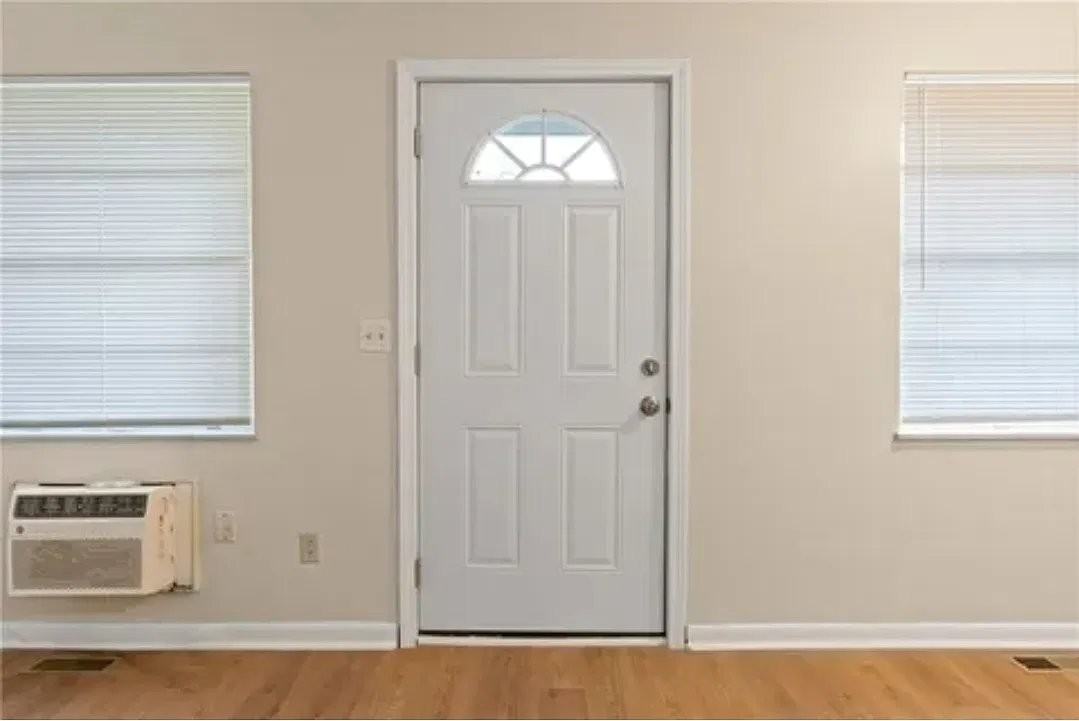 1948 Victoria Ave - Photo 3 of 9