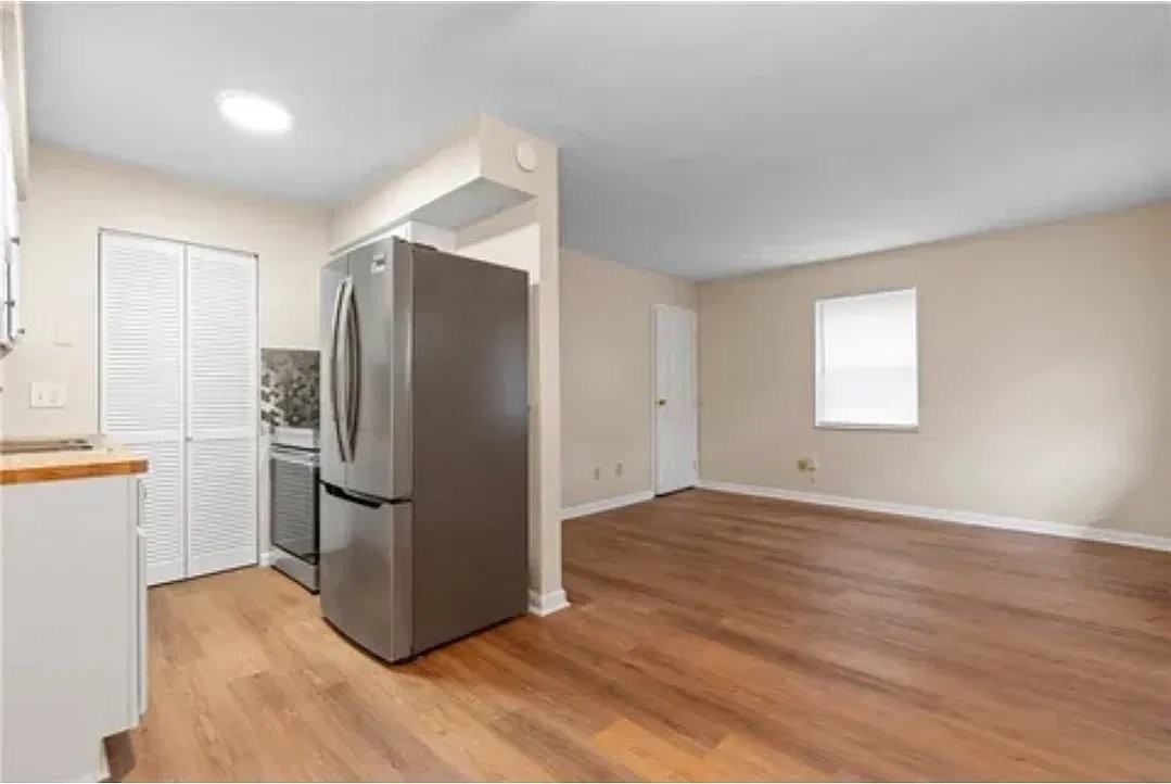 1948 Victoria Ave - Photo 4 of 9