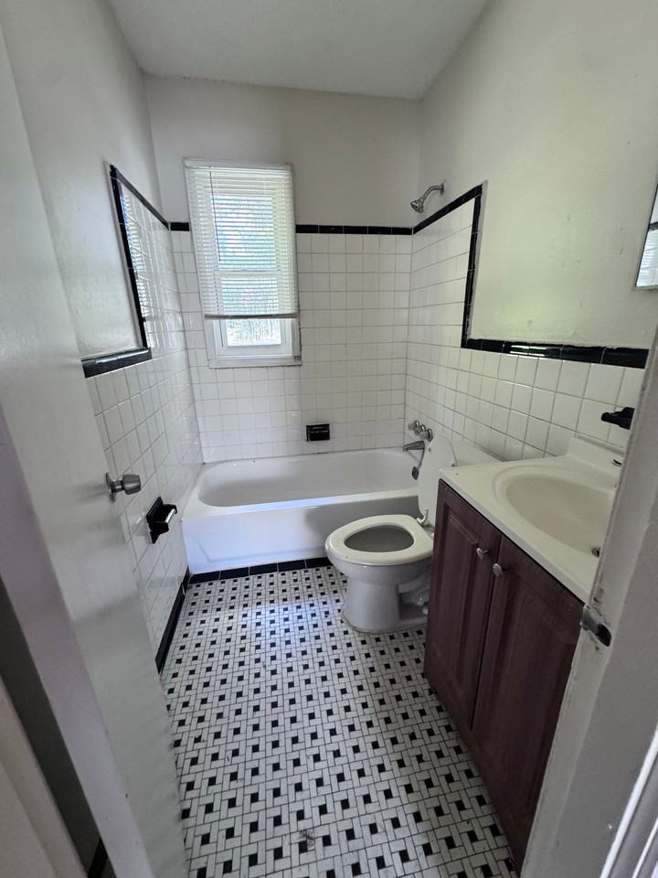 2036 Saint Elmo Ave - Photo 4 of 7