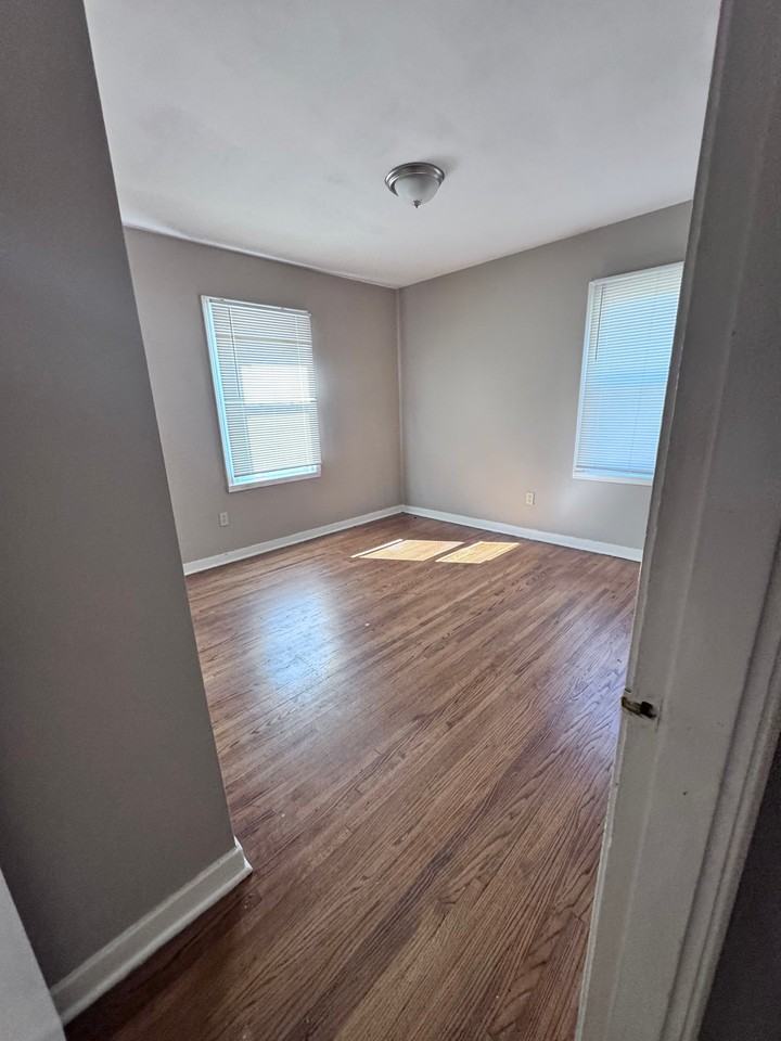2036 Saint Elmo Ave - Photo 6 of 7