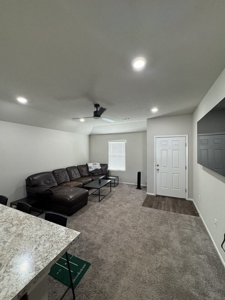 733 S Jaybird Ln - Photo 3 of 10