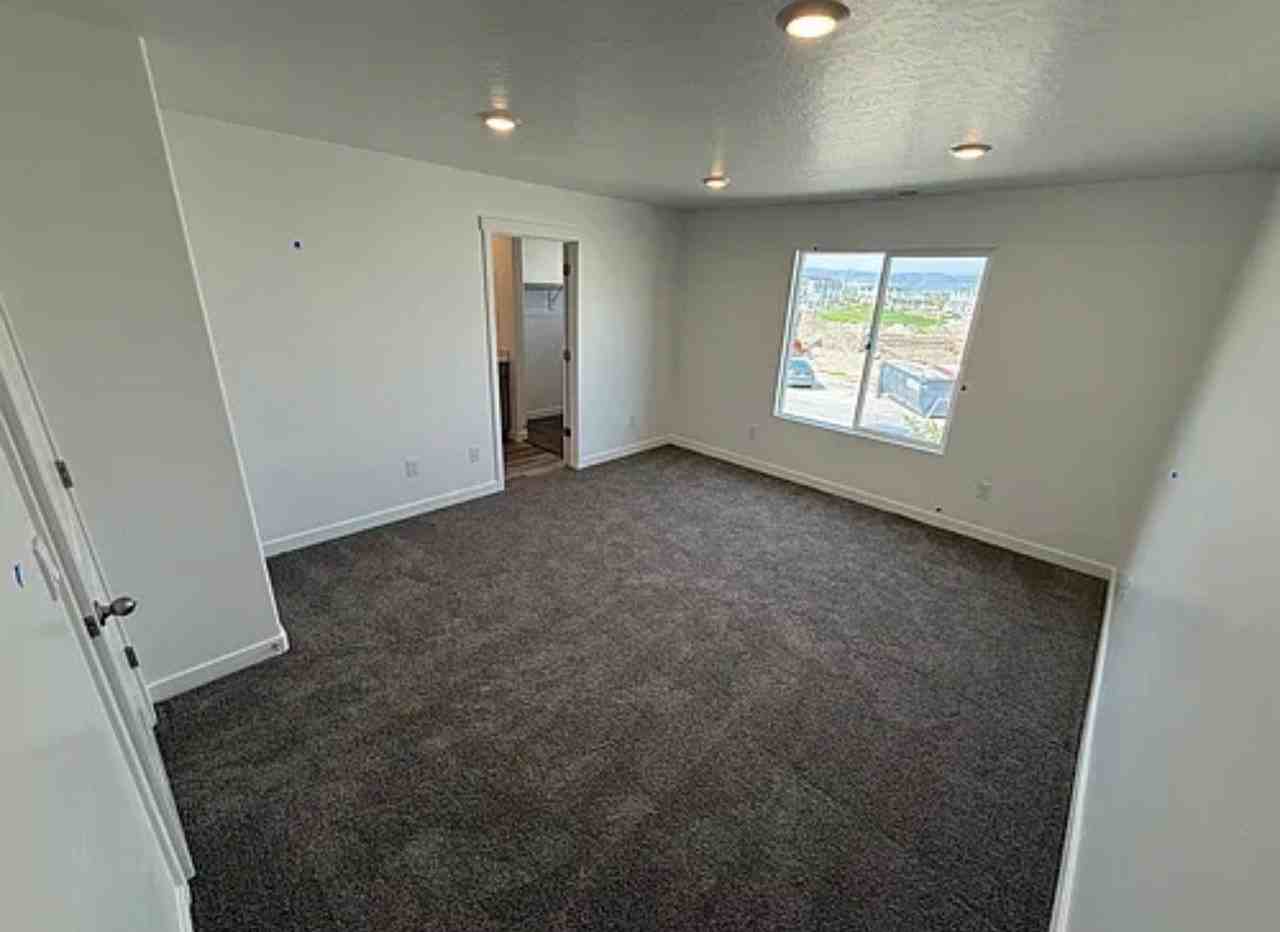 57 N Carpenter Ln - Photo 4 of 9