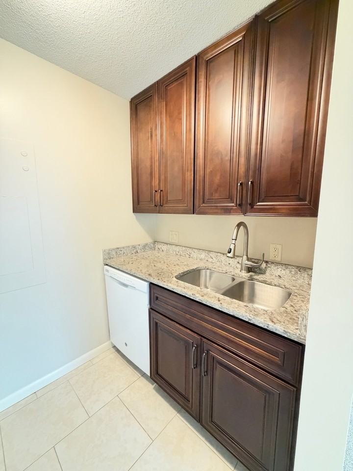 1810 E St #102 - Photo 5 of 9