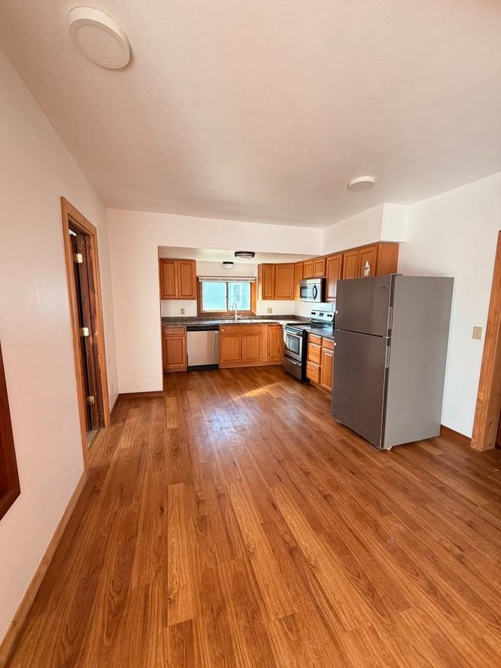 411 Lincoln St - Photo 4 of 13