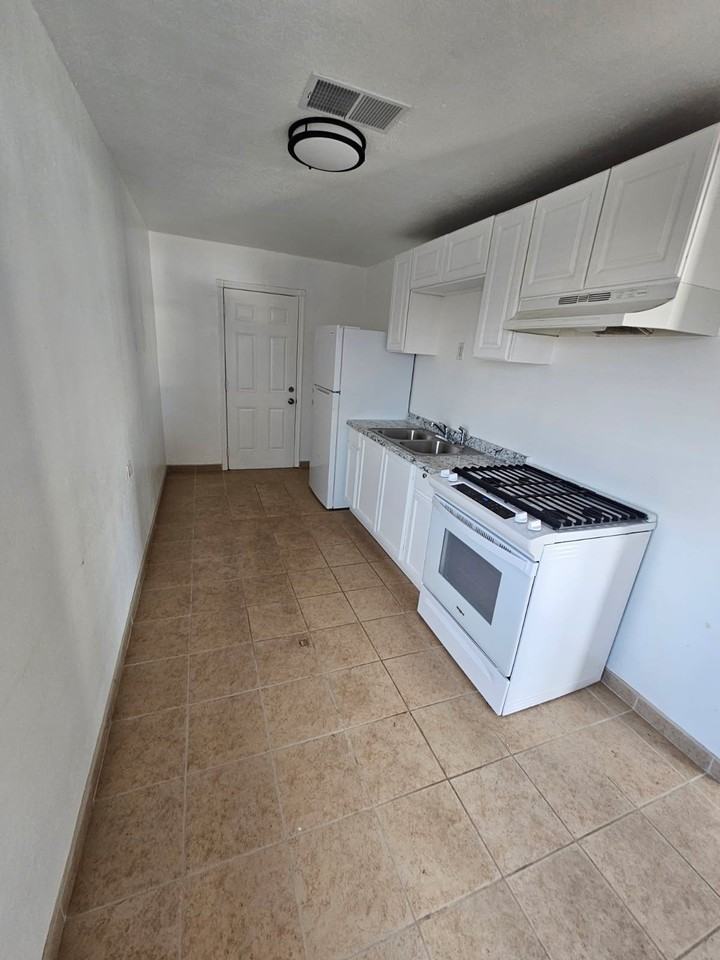 205 Barstow Rd #205 - Photo 4 of 8