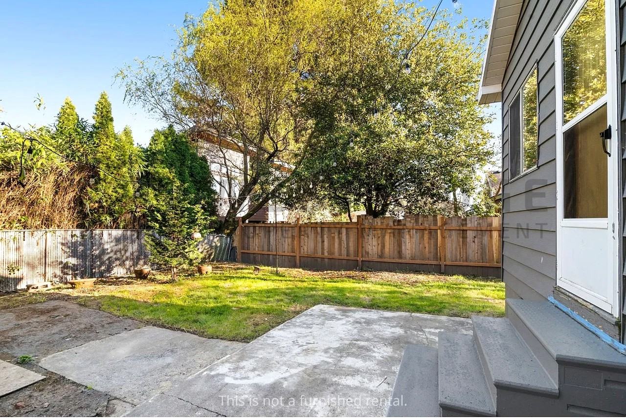 4734 N Kerby Ave #1 - Photo 4 of 10