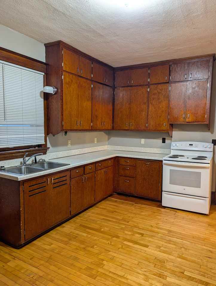 924 N Park St #1 - Photo 4 of 13
