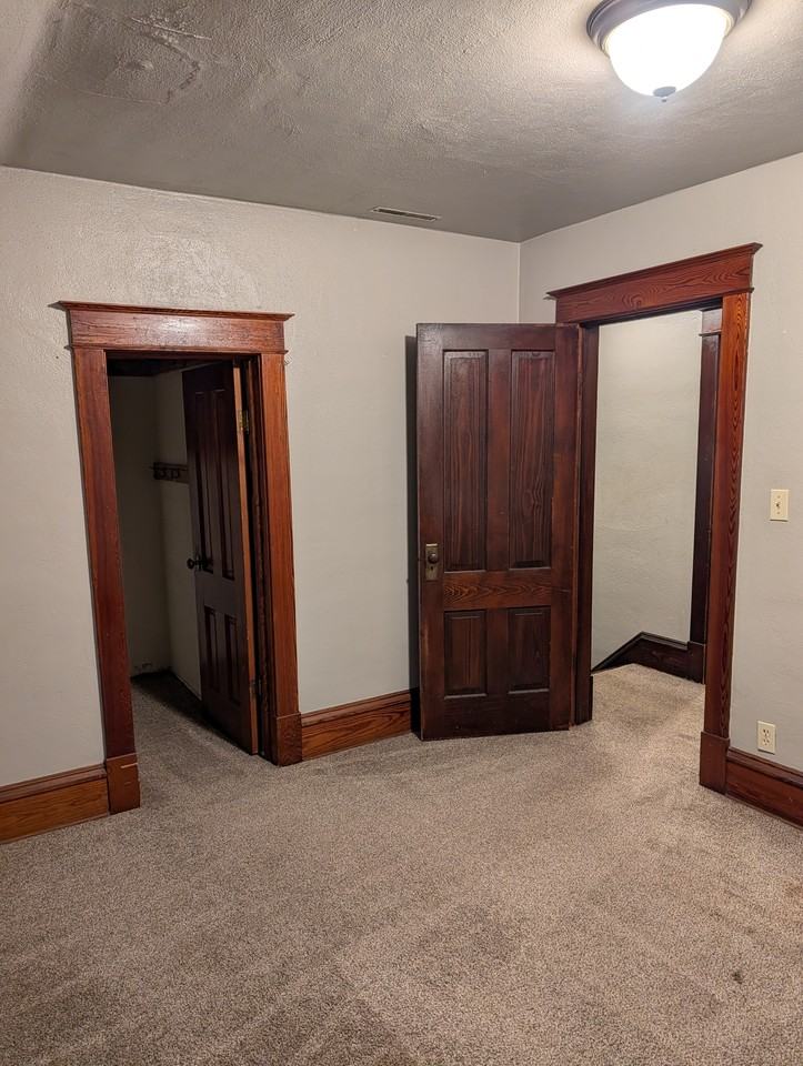 924 N Park St #1 - Photo 6 of 13
