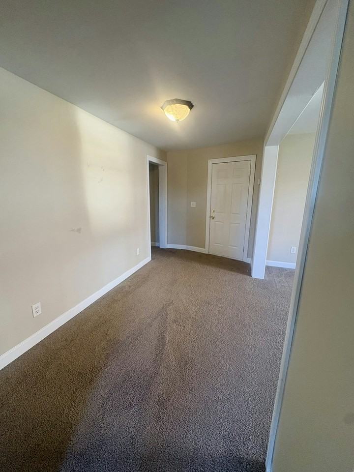 99 1/2 Clinton Street - Photo 4 of 10