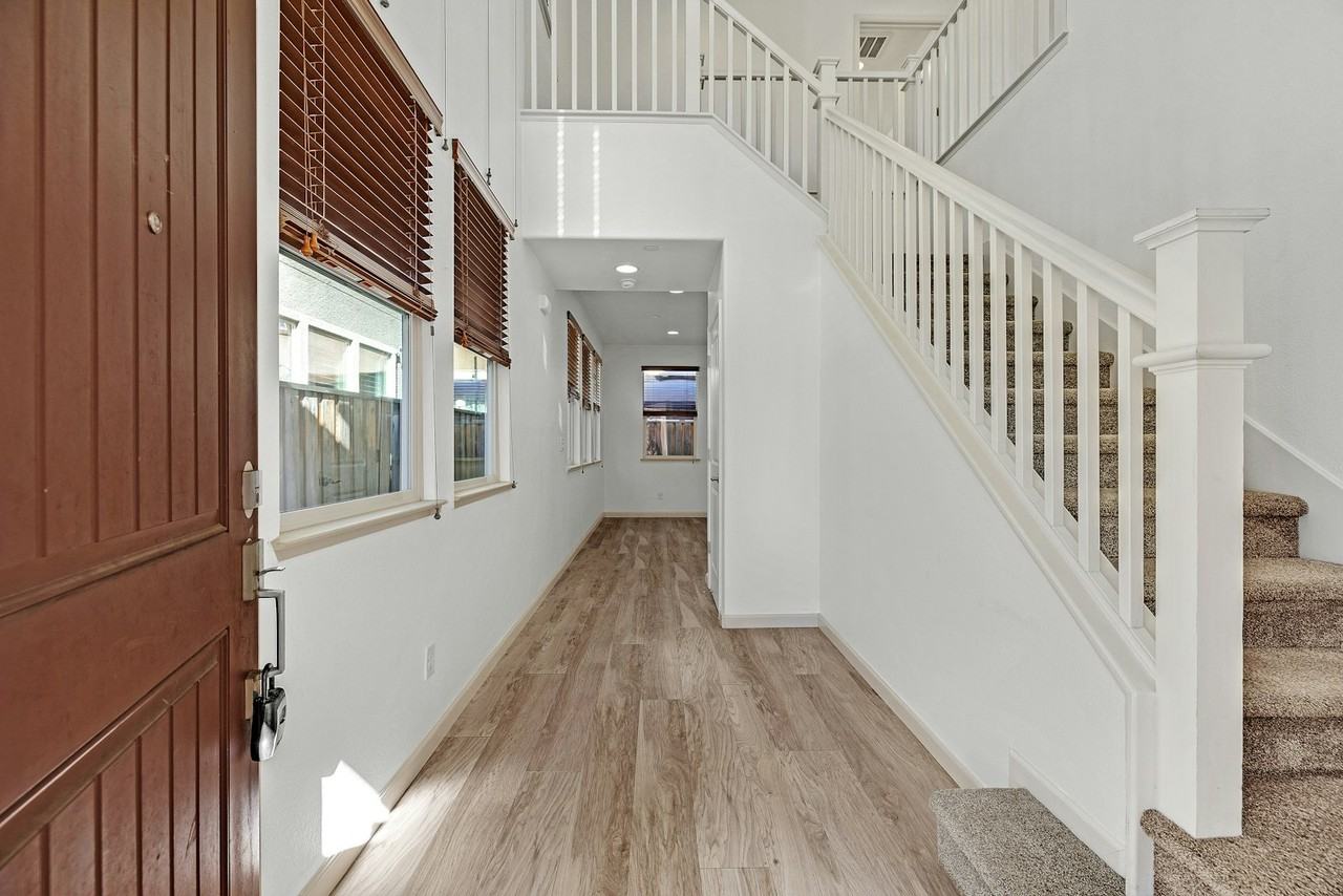 565 Misty Way - Photo 3 of 31