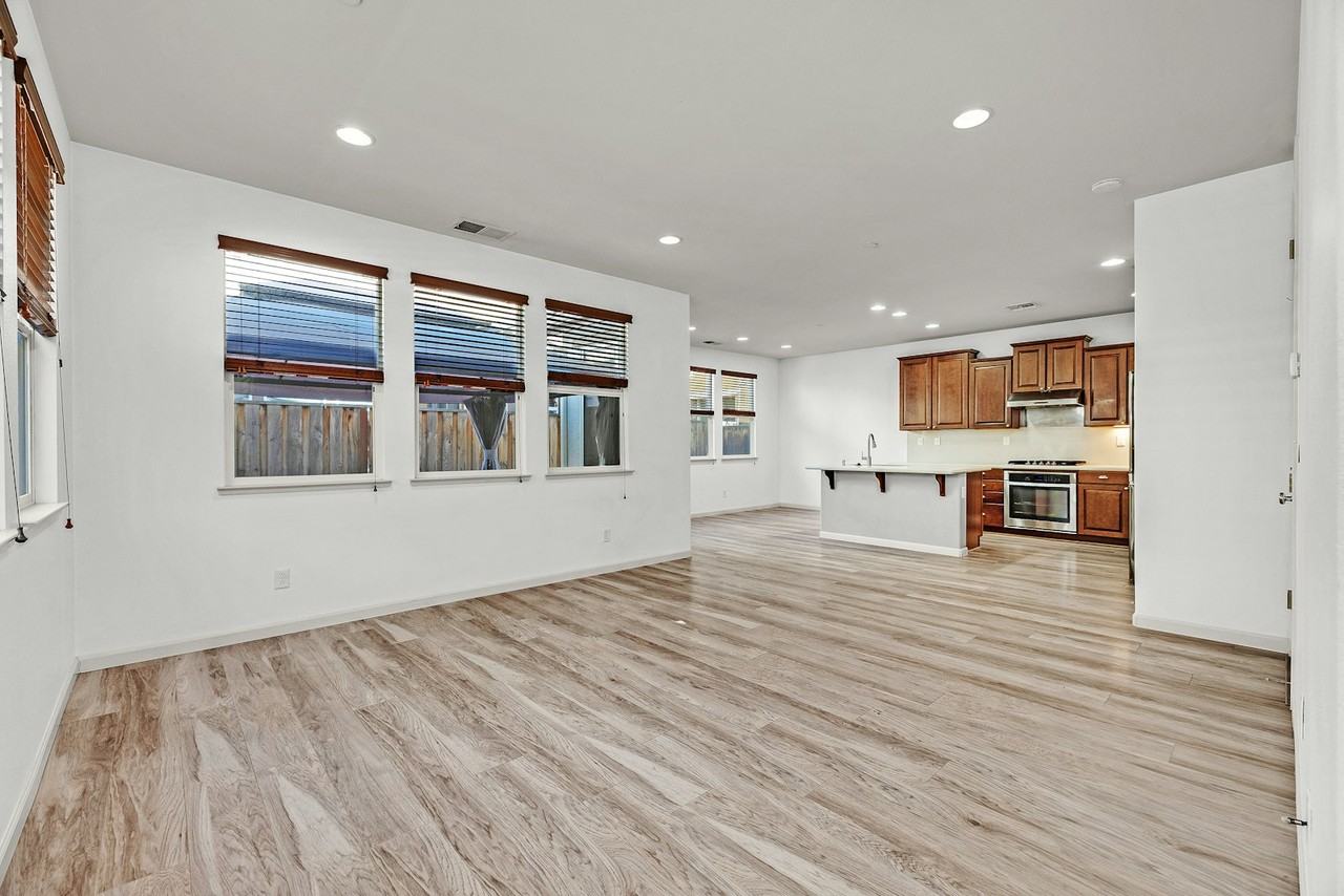 565 Misty Way - Photo 4 of 31
