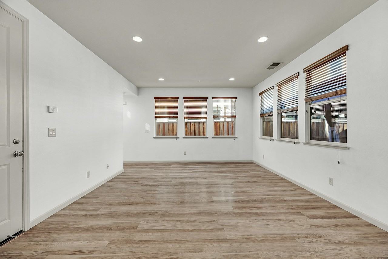 565 Misty Way - Photo 7 of 31