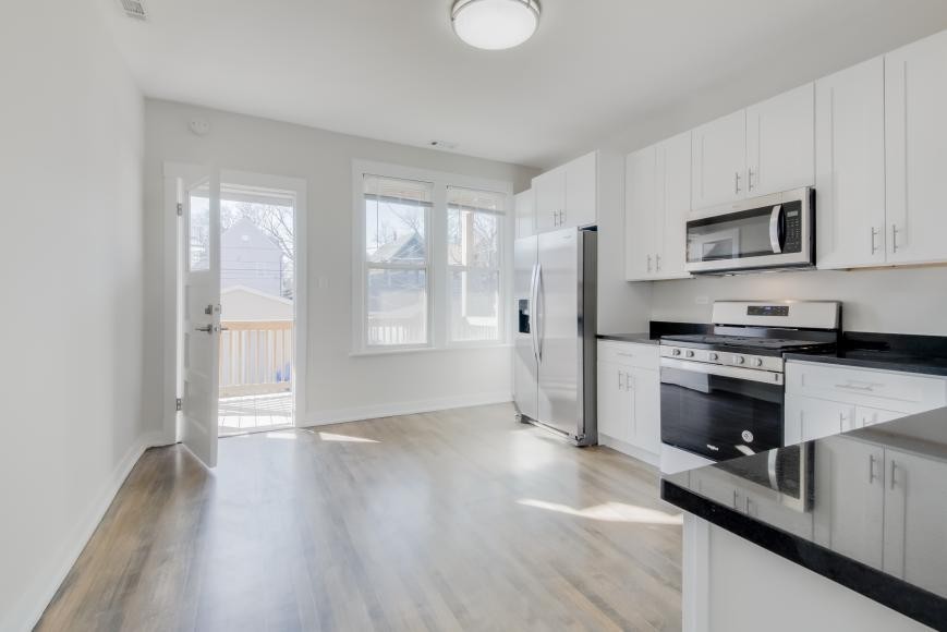 2842 N Avers Ave - Photo 3 of 10
