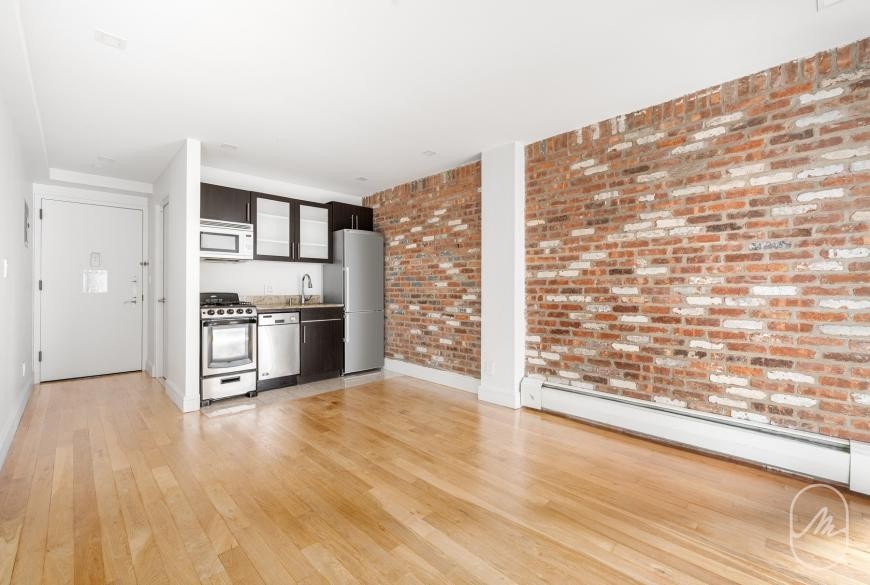 636 E 11th St - Photo 3 of 10