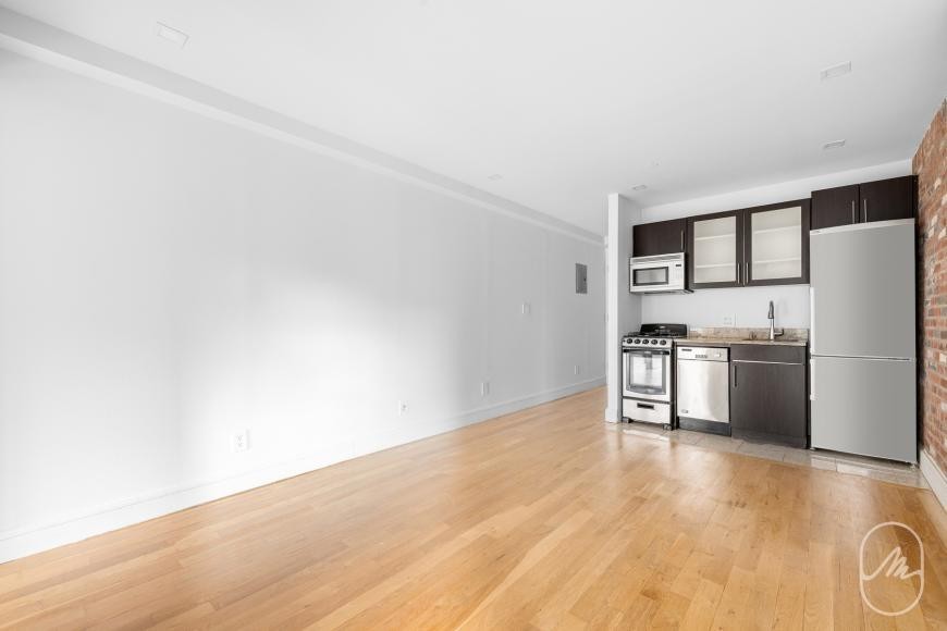 636 E 11th St - Photo 4 of 10