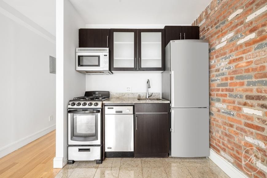 636 E 11th St - Photo 5 of 10