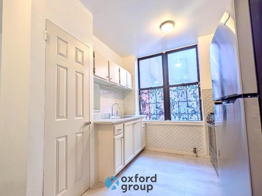 176 Grand St - Photo 5 of 8