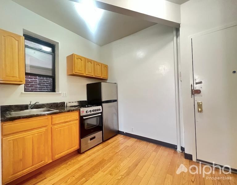 628 E 11st St - Photo 2 of 7