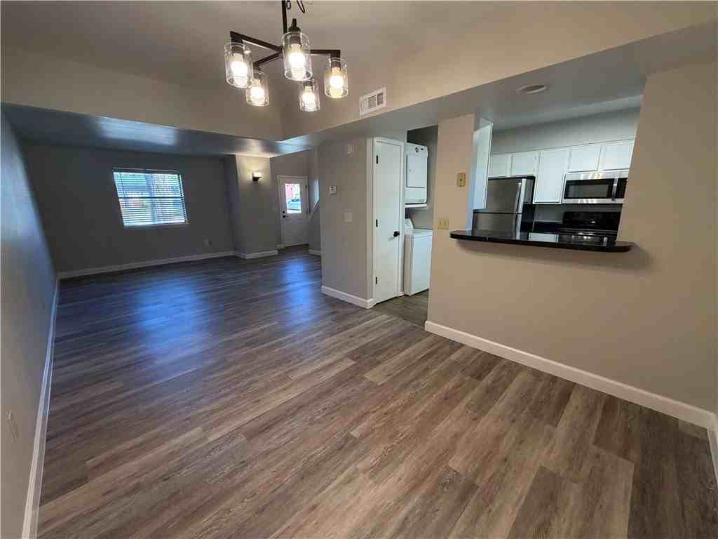 605 W Benton St #B - Photo 7 of 14
