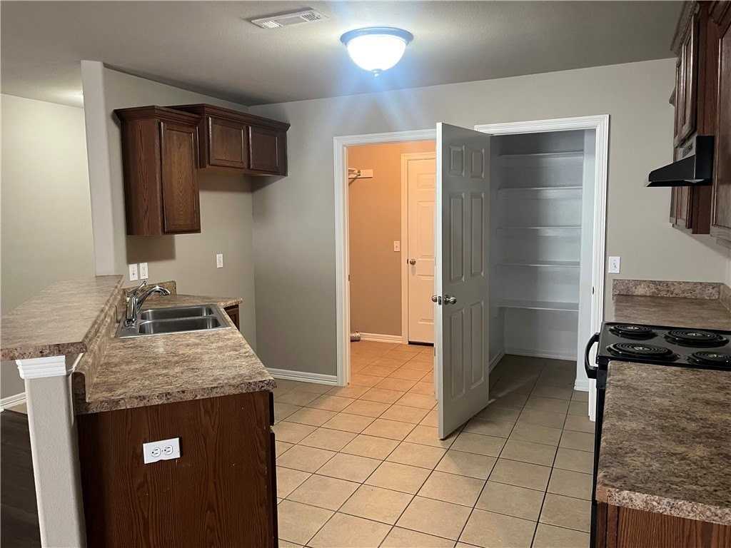 910 W Laura St - Photo 2 of 7