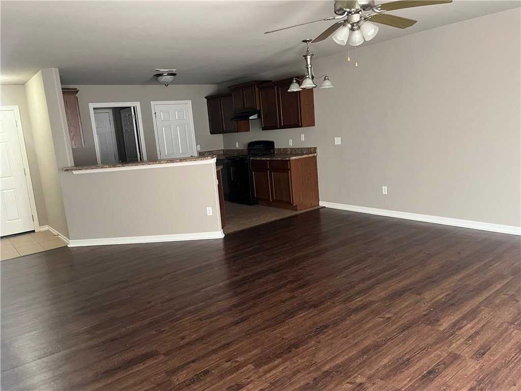 910 W Laura St - Photo 3 of 7