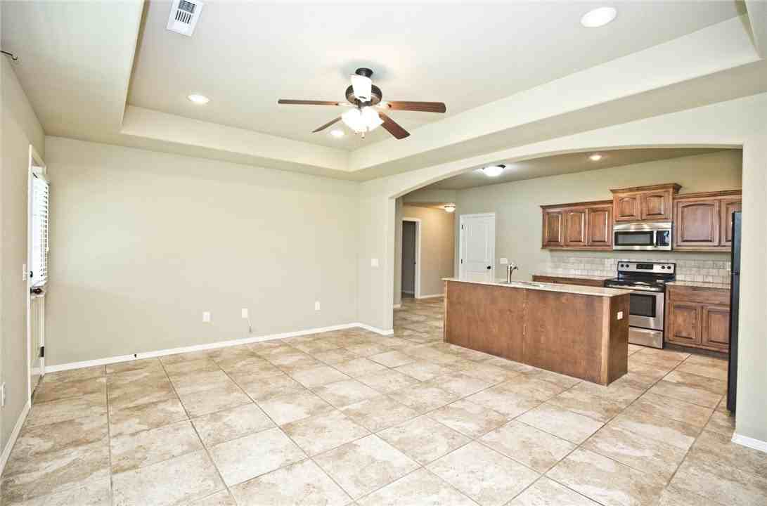 910 Sw Crownview St - Photo 5 of 17