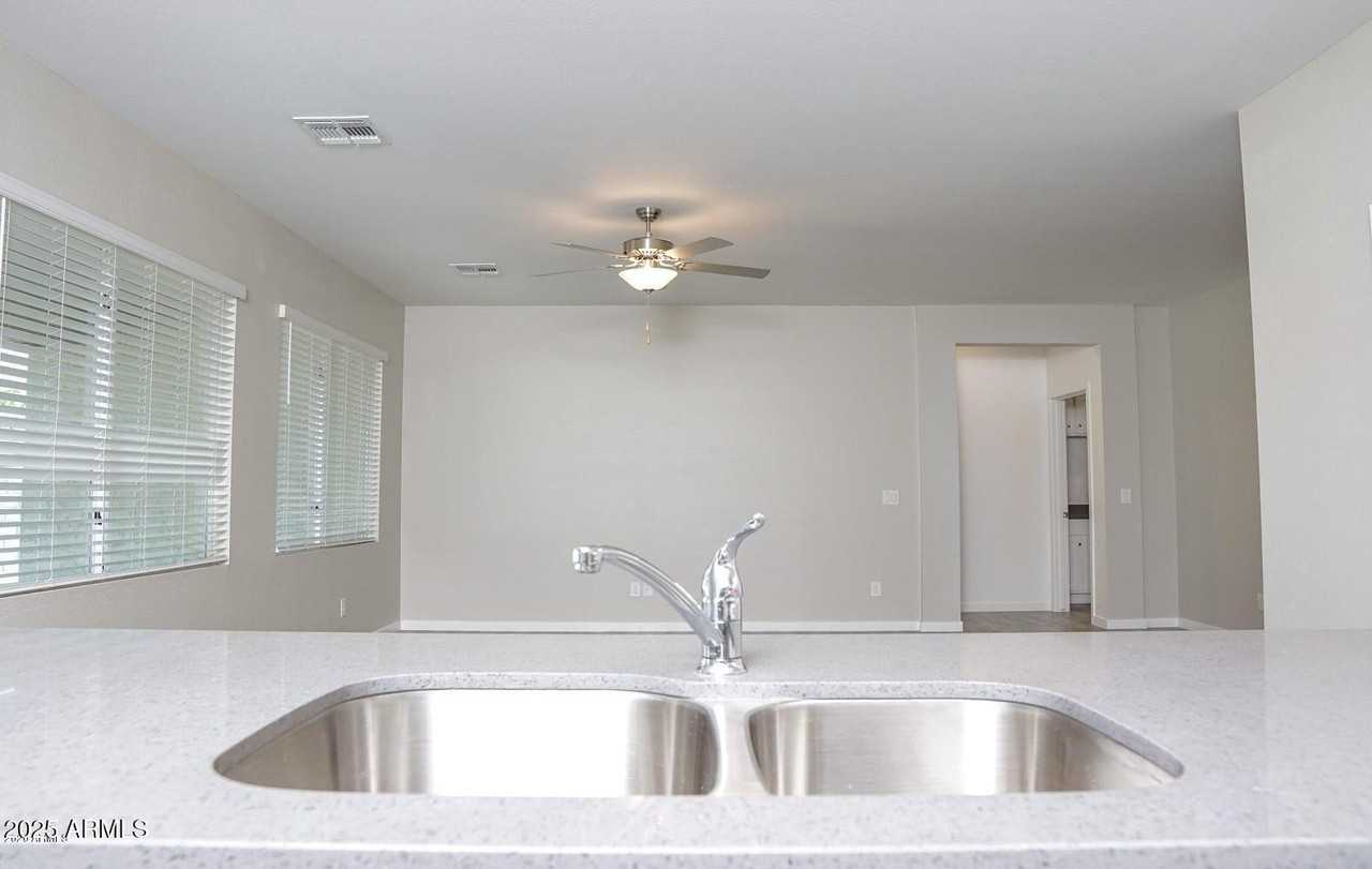 15831 N 65th Ave - Photo 4 of 24