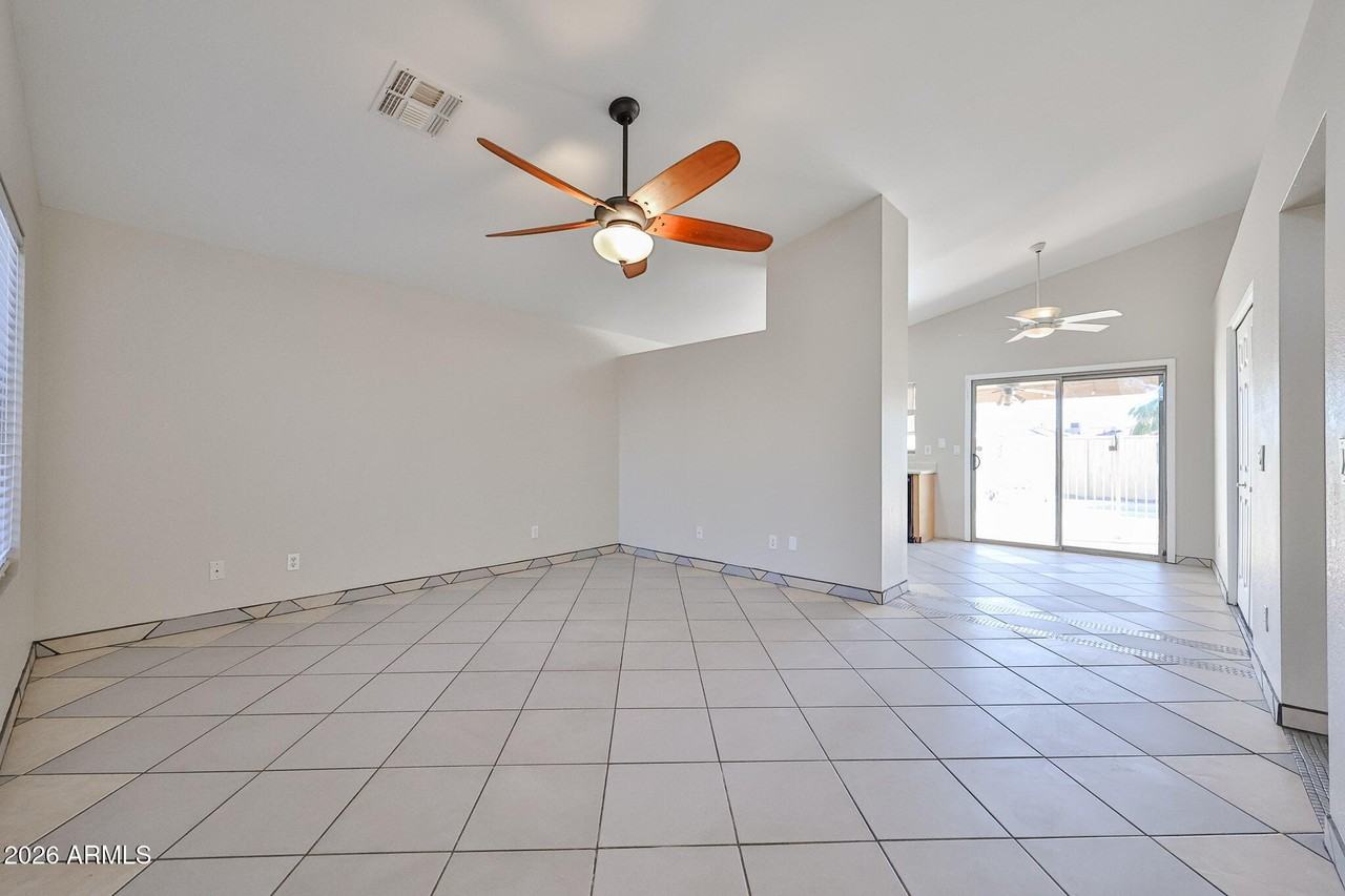 11231 W Diana Ave - Photo 3 of 24