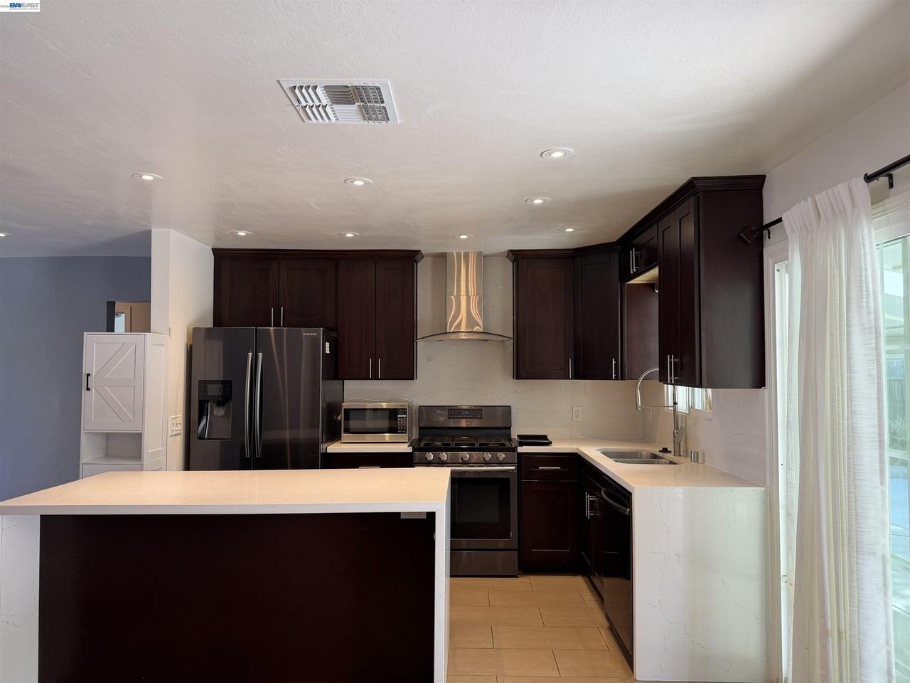 213 W Leland Rd - Photo 3 of 10