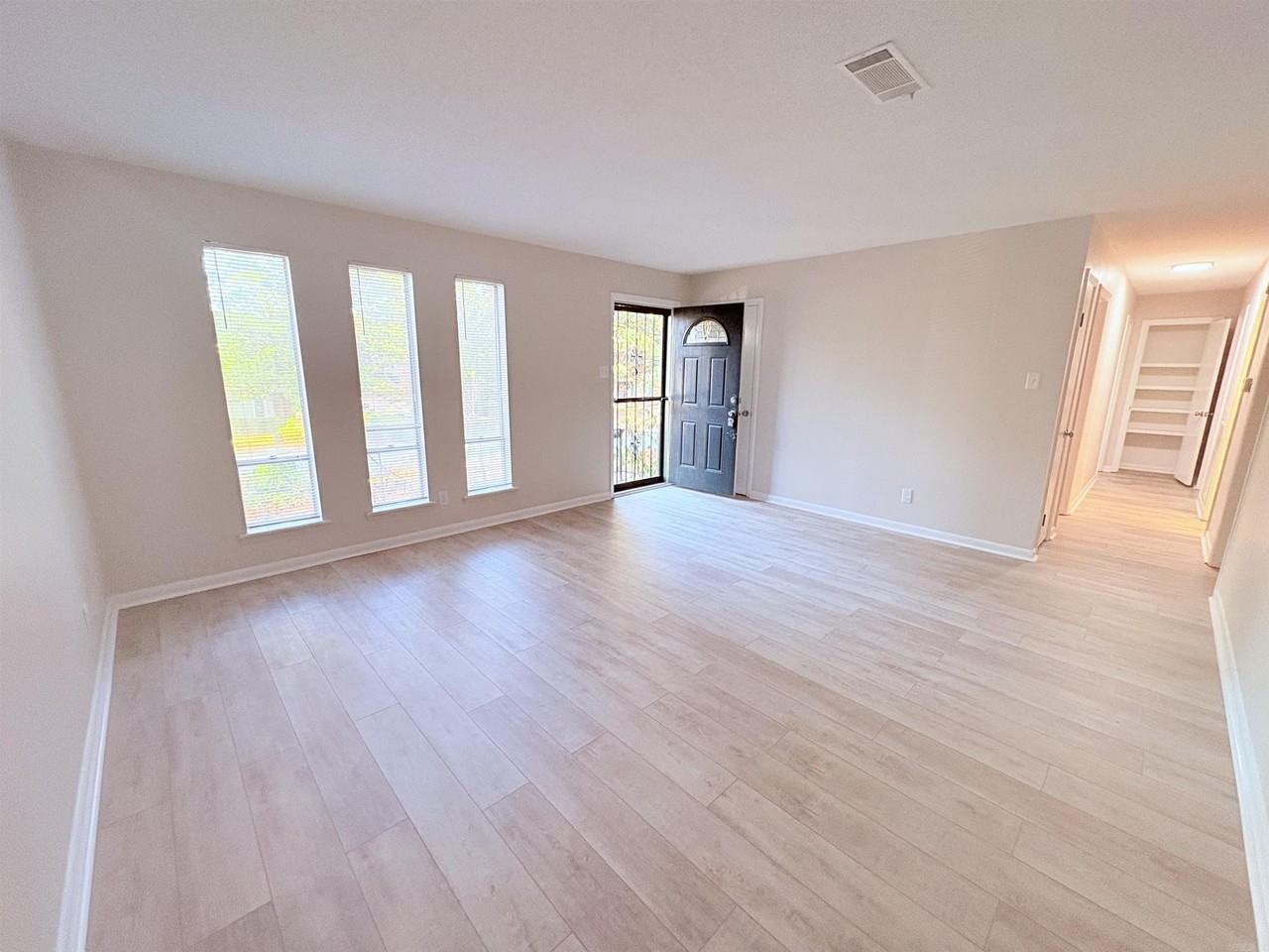 11819 Ashwood Dr - Photo 2 of 21