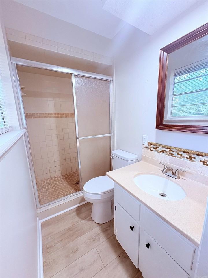 11819 Ashwood Dr - Photo 4 of 21