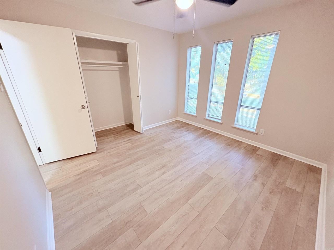 11819 Ashwood Dr - Photo 5 of 21
