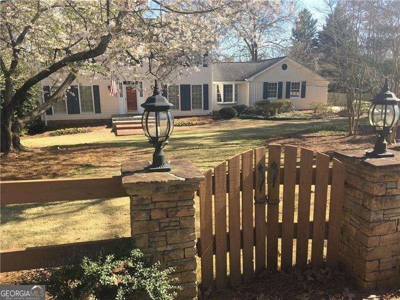 1455 Spalding Dr - Photo 2 of 21