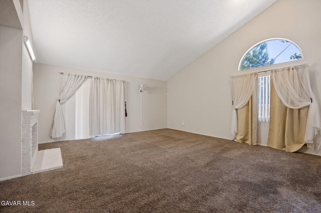 5026 Sunburst Dr - Photo 3 of 18