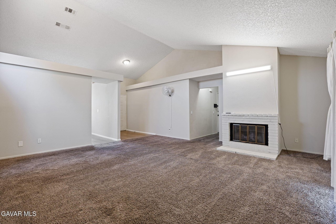 5026 Sunburst Dr - Photo 4 of 18