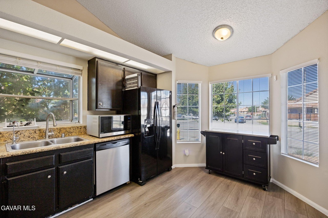5026 Sunburst Dr - Photo 5 of 18