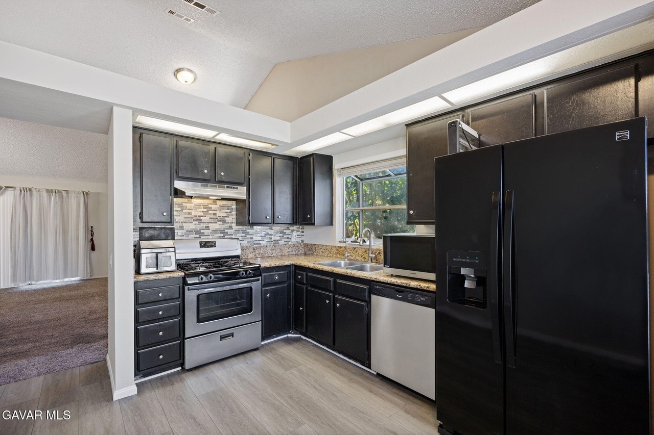 5026 Sunburst Dr - Photo 6 of 18