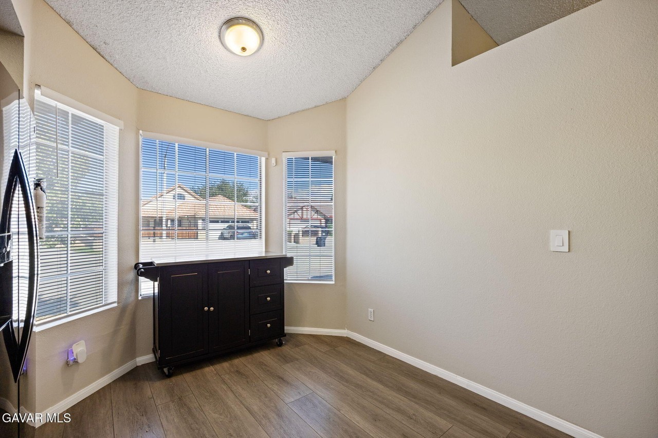 5026 Sunburst Dr - Photo 7 of 18
