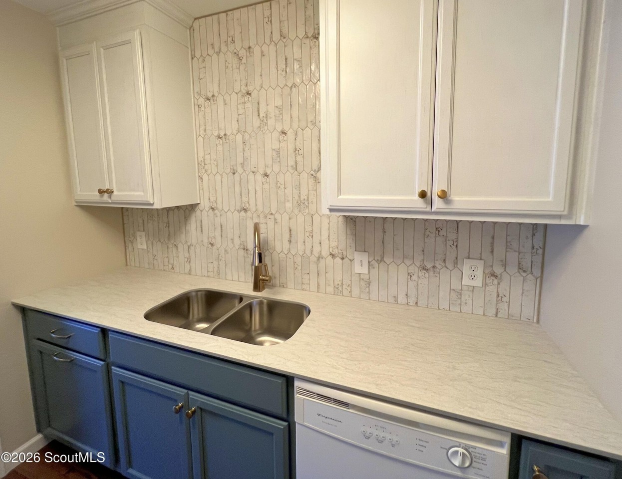 111 S Island Square Dr - Photo 5 of 17