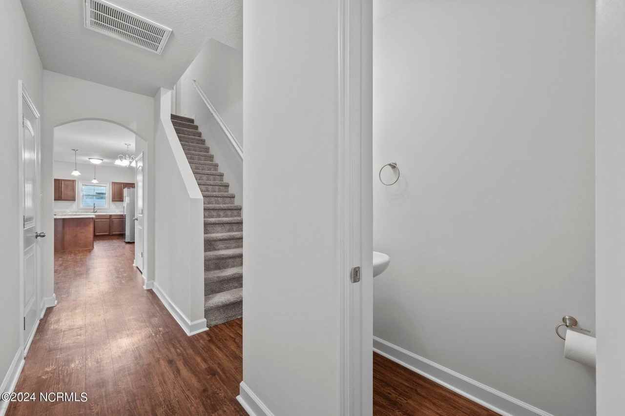 405 Vandemere Ct - Photo 4 of 33