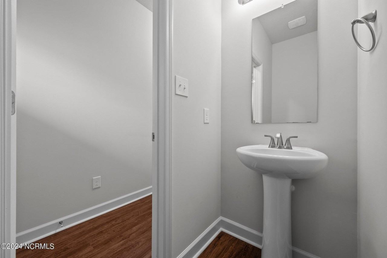 405 Vandemere Ct - Photo 5 of 33