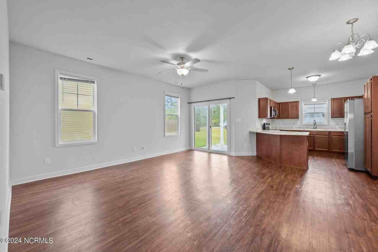 405 Vandemere Ct - Photo 7 of 33