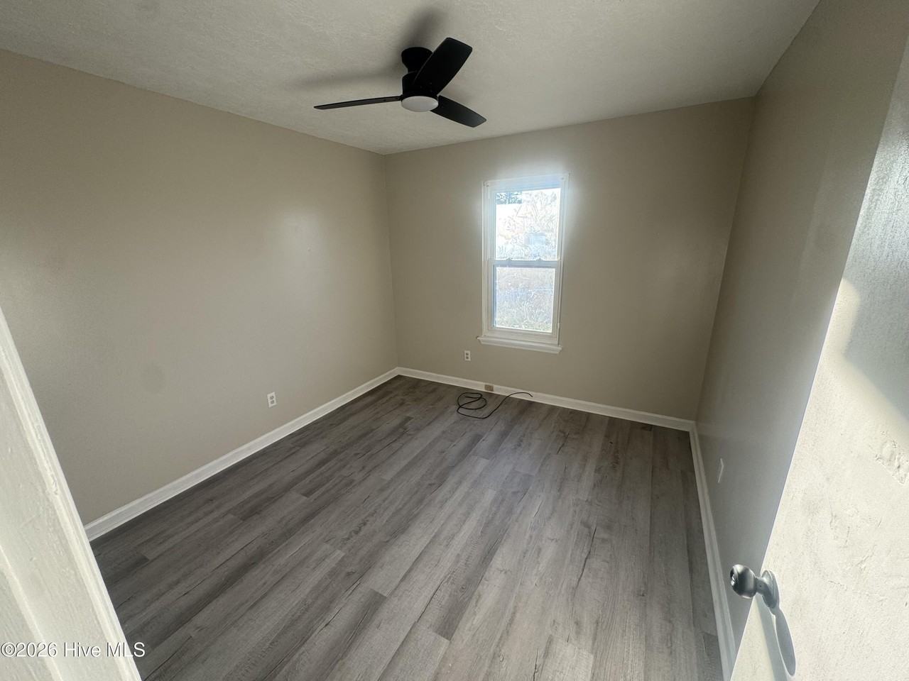 2701 Tara Heights Ct - Photo 2 of 26