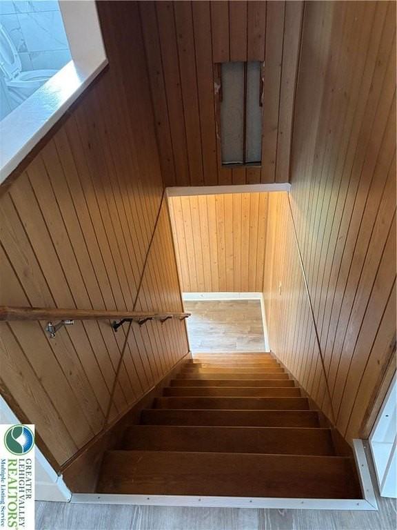 139 N Whitfield St #2ndFL - Photo 2 of 8