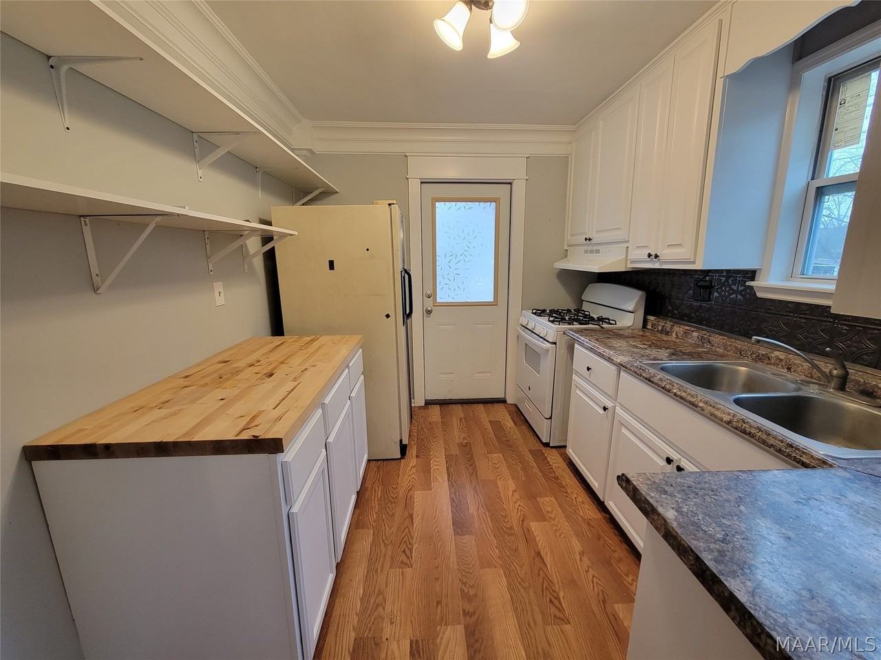 1105 Beechdale Rd - Photo 4 of 16