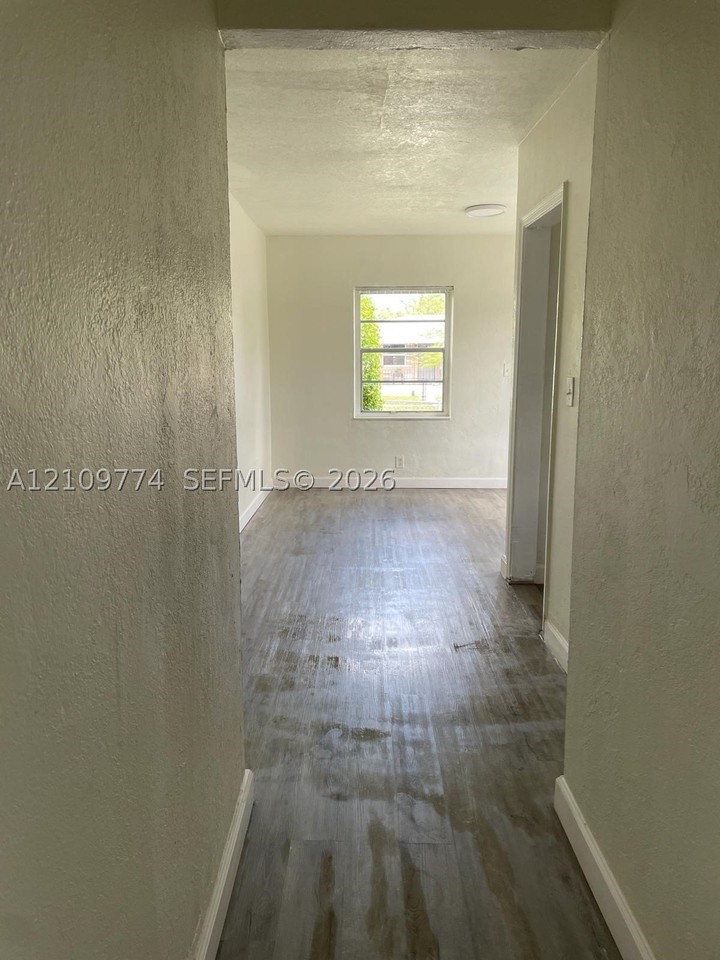 1420 Nw 41st St #1 - Photo 2 of 10