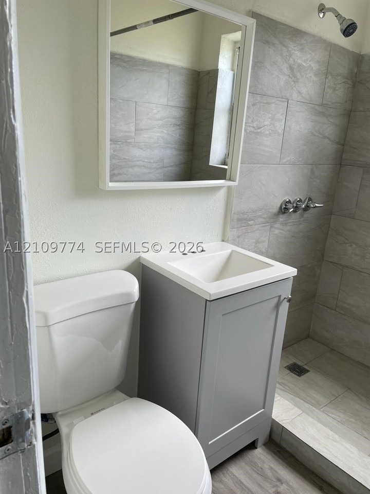 1420 Nw 41st St #1 - Photo 3 of 10