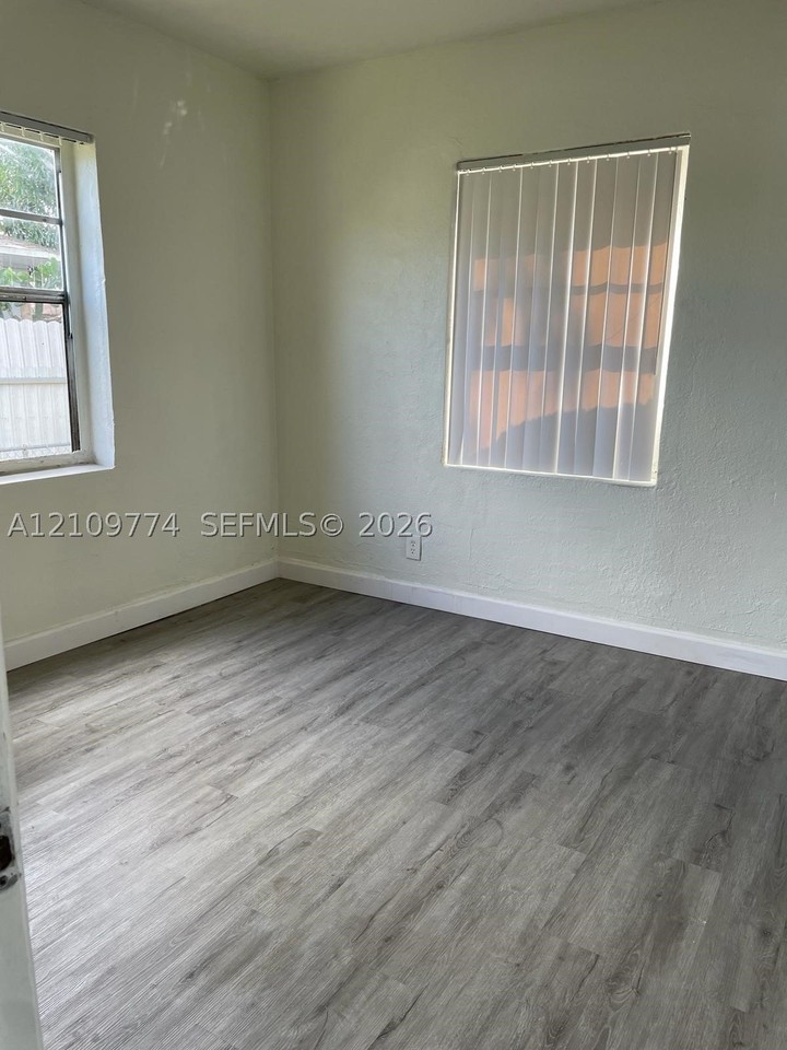1420 Nw 41st St #1 - Photo 4 of 10